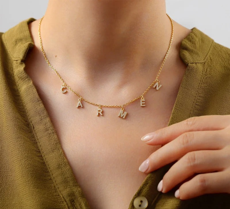 Collier personnalisé avec nom et initiale pour femme ou maman – Pendentif lettre pavée, chaîne à maillons en acier inoxydable réglable