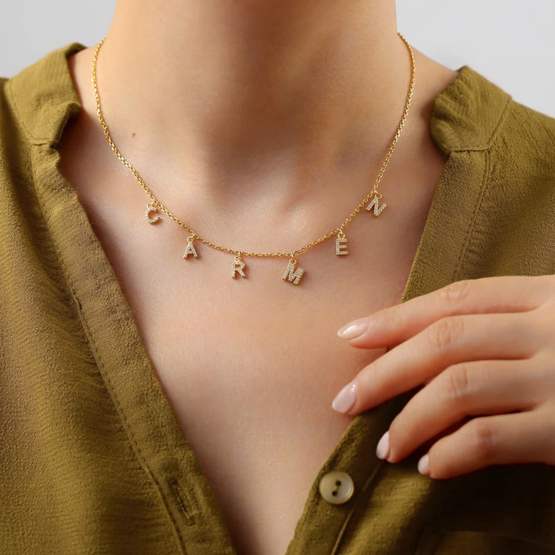 Collier personnalisé avec nom et initiale pour femme ou maman – Pendentif lettre pavée, chaîne à maillons en acier inoxydable réglable