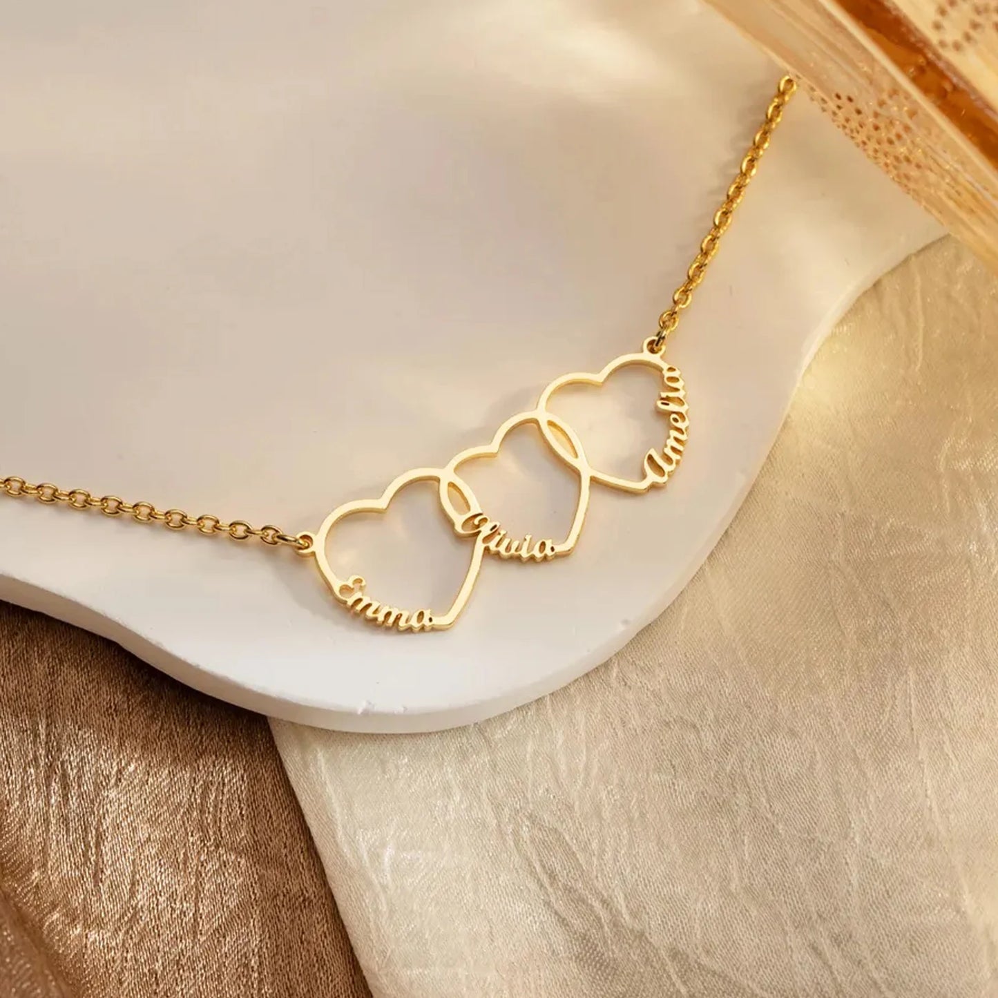 Collier Personnalisé avec Cœurs – Pendentif Triple Cœurs Gravés – Bijou en Acier Inoxydable pour Famille, Couple ou Maman