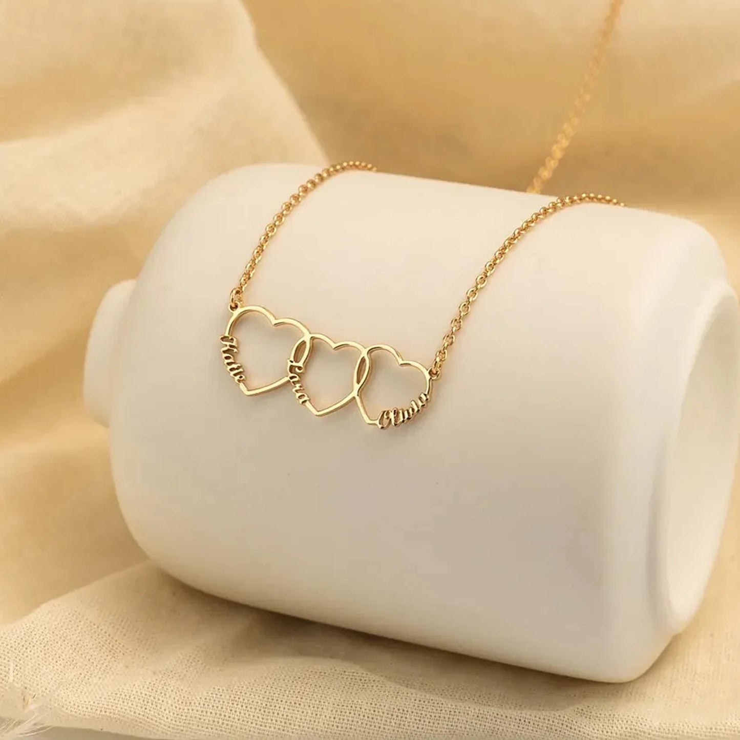 Collier Personnalisé avec Cœurs – Pendentif Triple Cœurs Gravés – Bijou en Acier Inoxydable pour Famille, Couple ou Maman