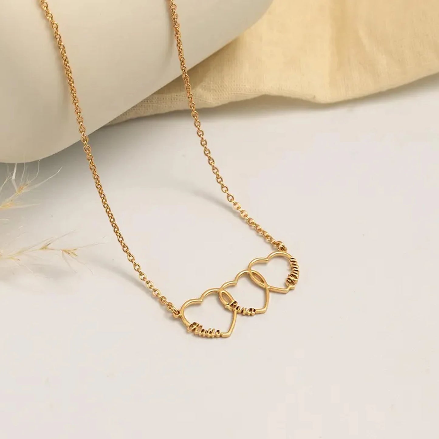 Collier Personnalisé avec Cœurs – Pendentif Triple Cœurs Gravés – Bijou en Acier Inoxydable pour Famille, Couple ou Maman