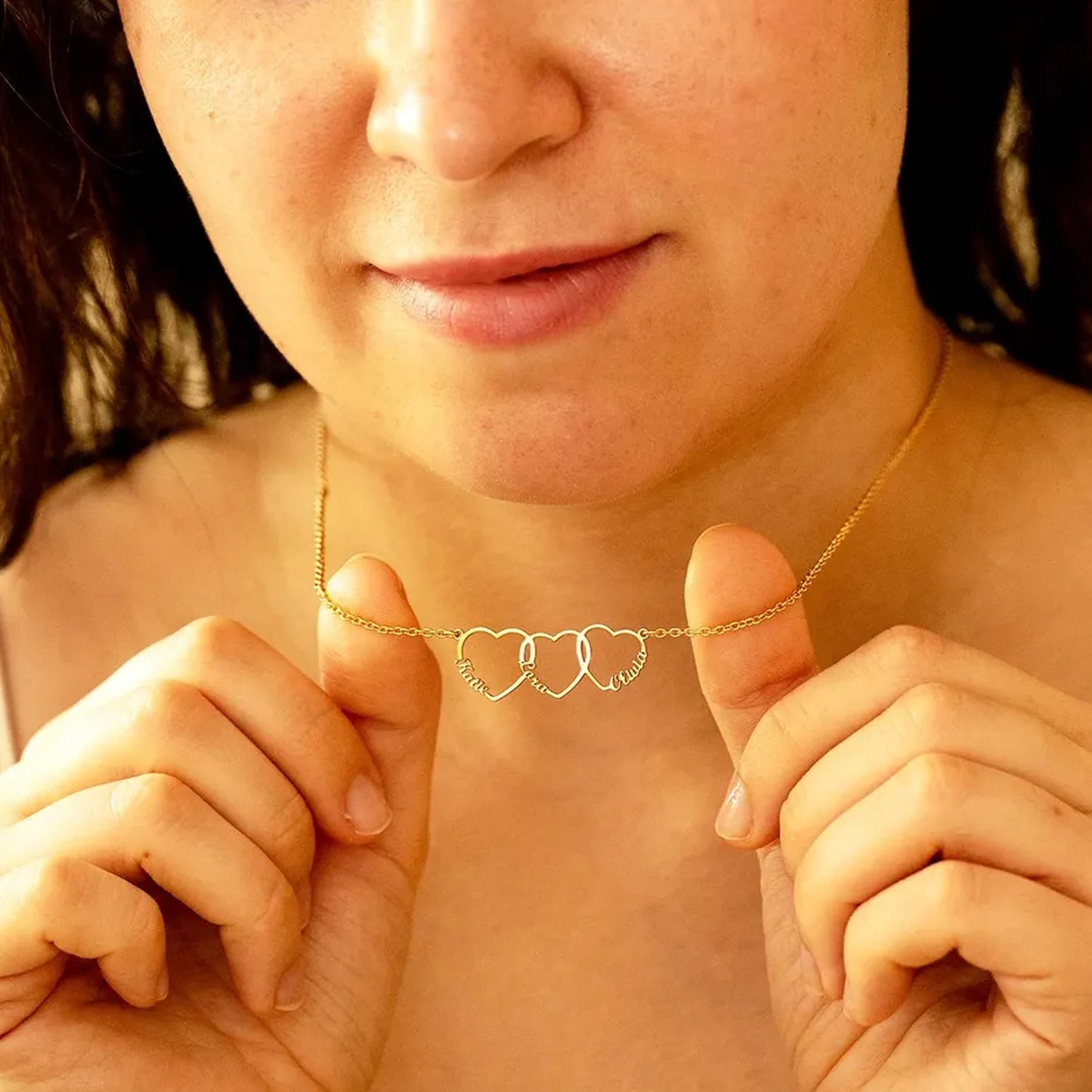 Collier Personnalisé avec Cœurs – Pendentif Triple Cœurs Gravés – Bijou en Acier Inoxydable pour Famille, Couple ou Maman