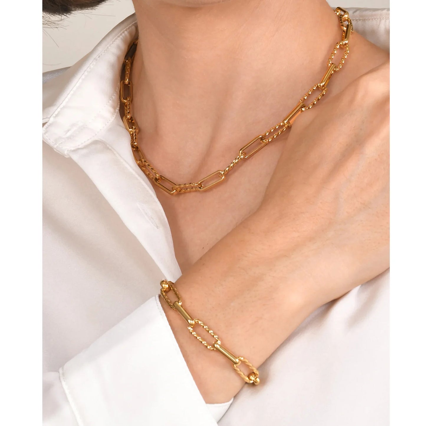 Bracelet Chaîne Femme en Acier Inoxydable – Maillons Torsadés Style Trombone Plaqué Or 18K – Bijou Ajustable, Empilable & Tendance