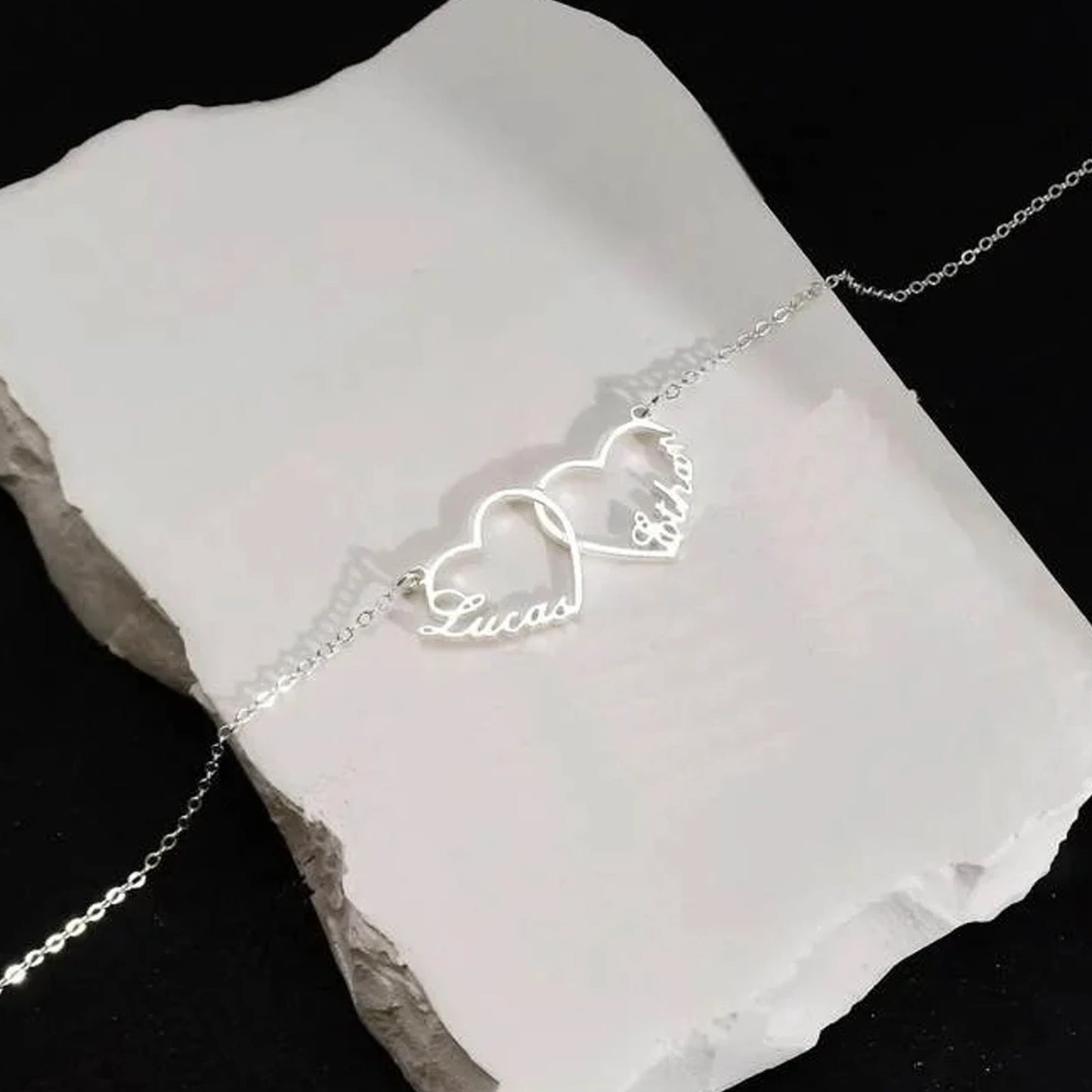 Collier Personnalisé avec Cœurs – Pendentif Triple Cœurs Gravés – Bijou en Acier Inoxydable pour Famille, Couple ou Maman