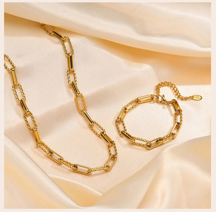 Bracelet Chaîne Femme en Acier Inoxydable – Maillons Torsadés Style Trombone Plaqué Or 18K – Bijou Ajustable, Empilable & Tendance