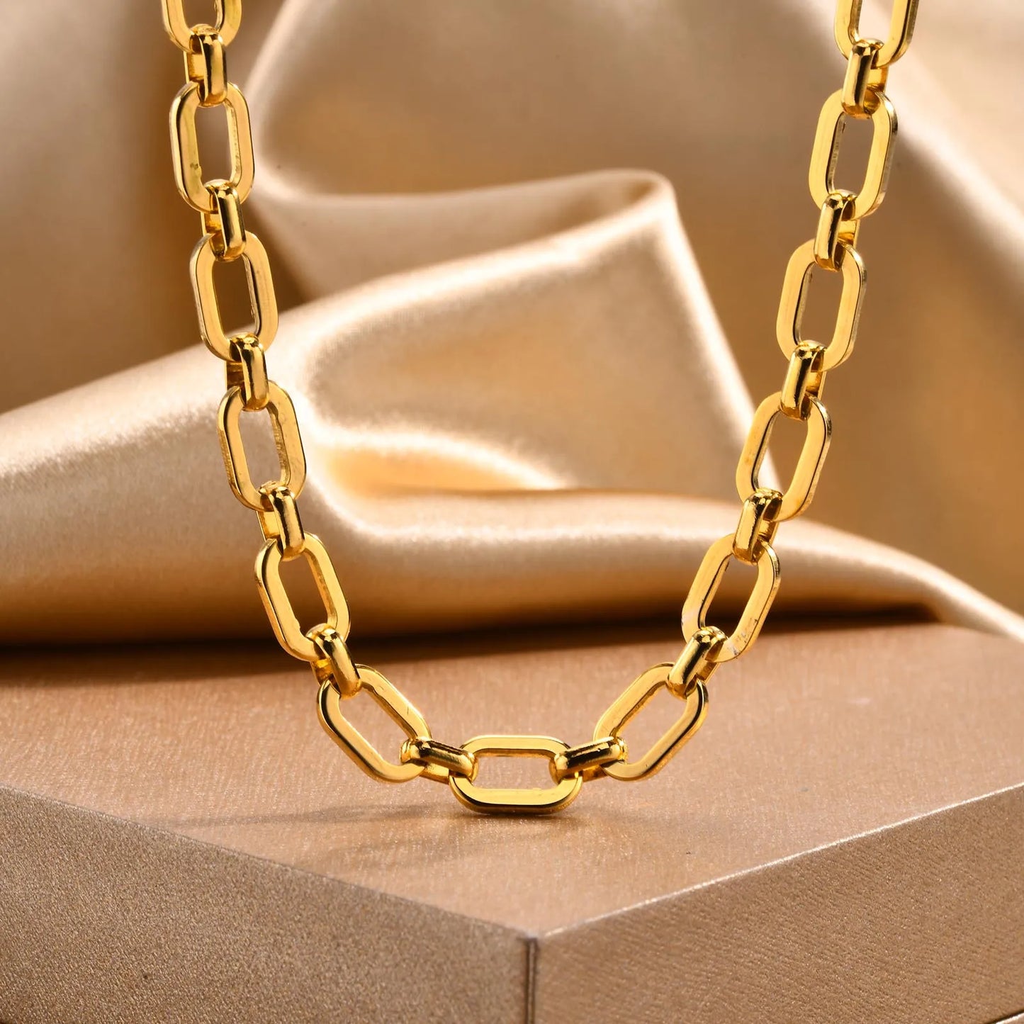 Collier Ras-du-Cou Femme à Maillons Épais – Chaine Ovale Plaquée Or en Acier Inoxydable – Bijou Minimaliste