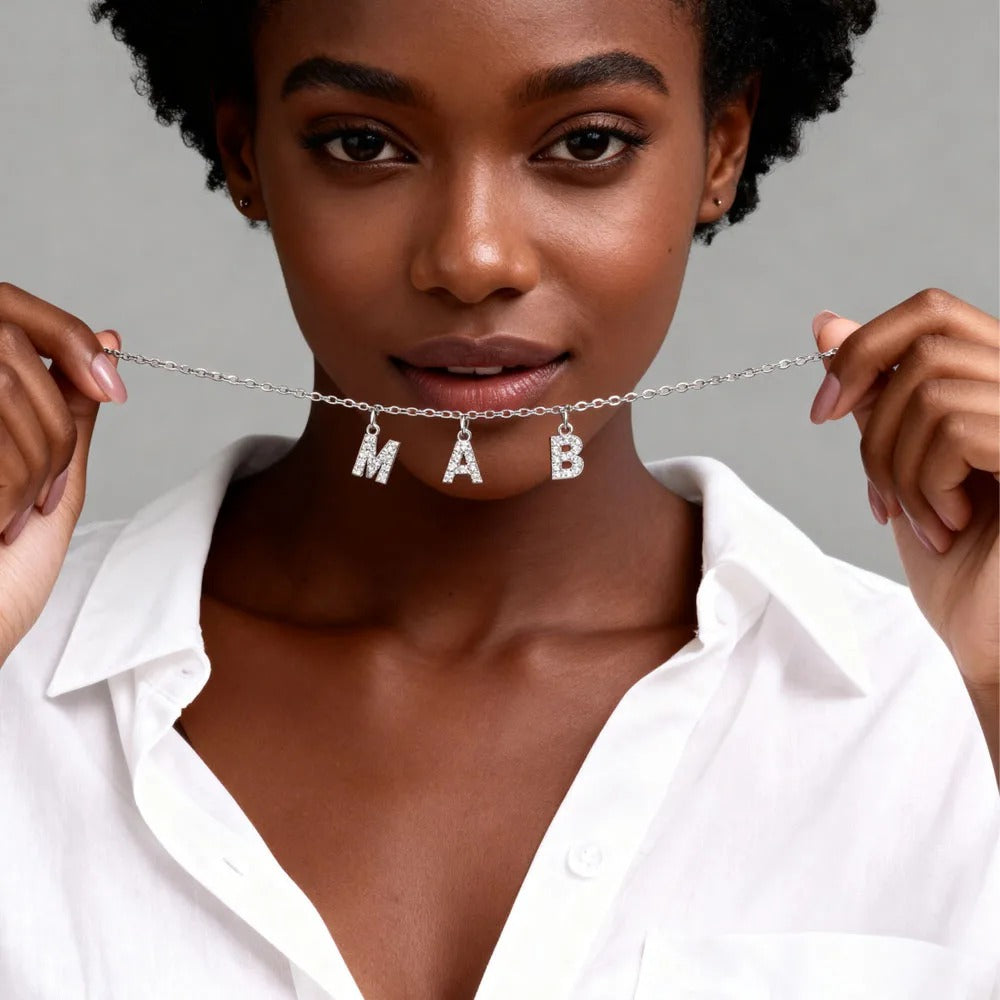Collier personnalisé avec nom et initiale pour femme ou maman – Pendentif lettre pavée, chaîne à maillons en acier inoxydable réglable