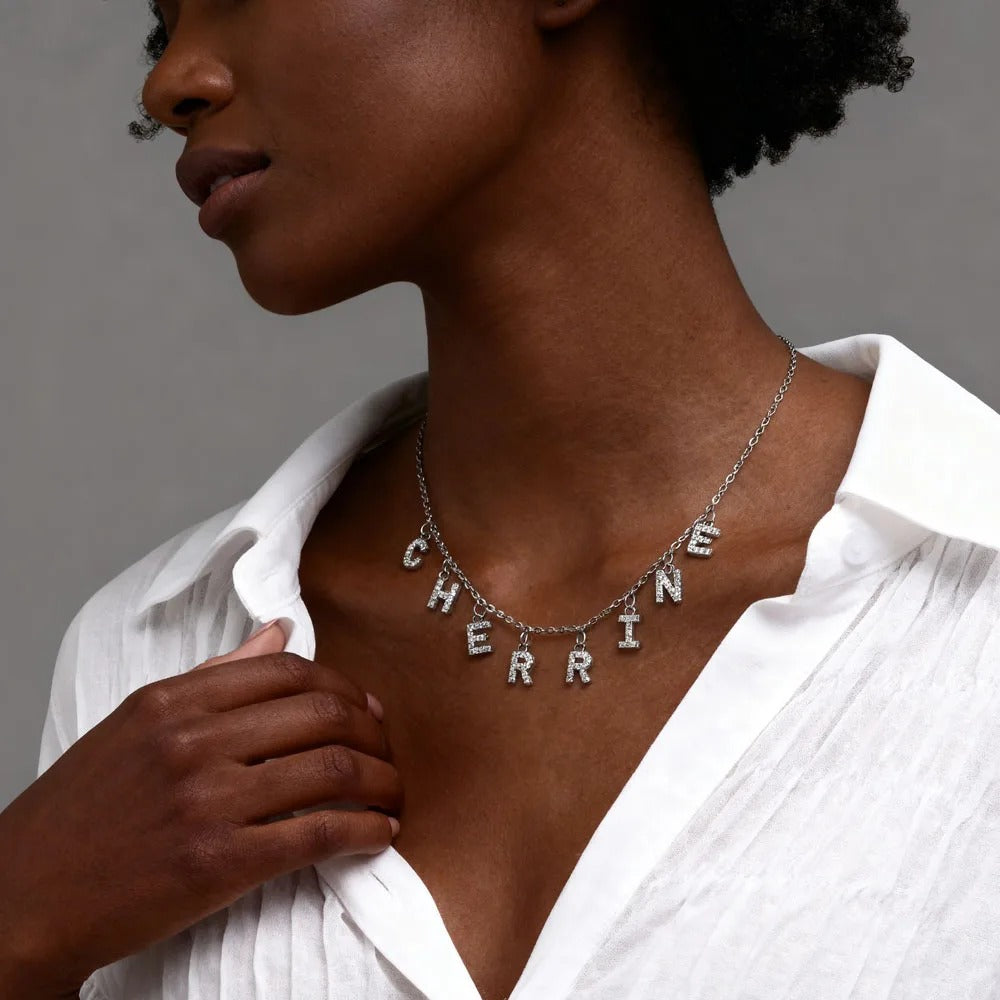 Collier personnalisé avec nom et initiale pour femme ou maman – Pendentif lettre pavée, chaîne à maillons en acier inoxydable réglable