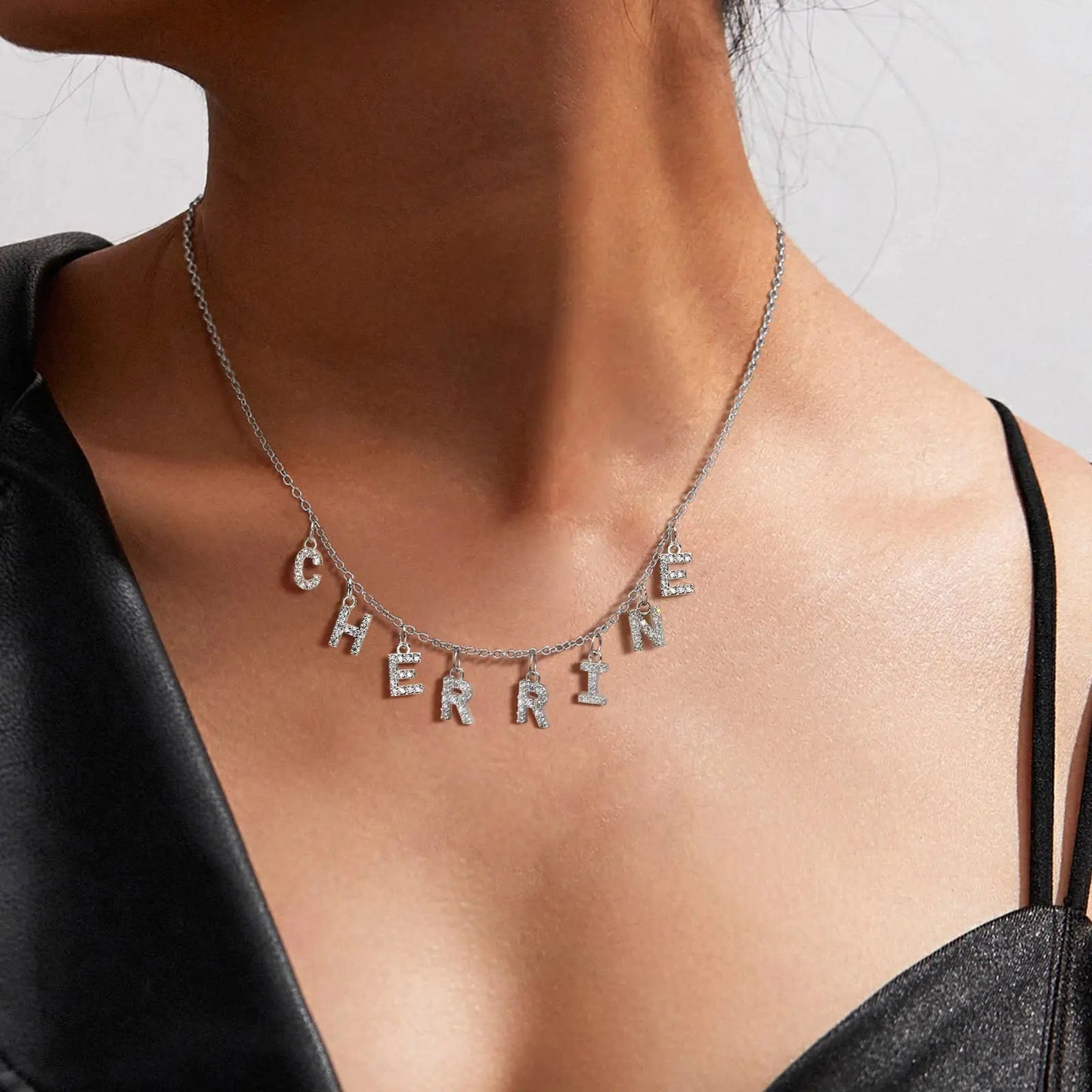 Collier personnalisé avec nom et initiale pour femme ou maman – Pendentif lettre pavée, chaîne à maillons en acier inoxydable réglable