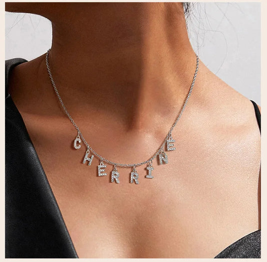 Collier personnalisé avec nom et initiale pour femme ou maman – Pendentif lettre pavée, chaîne à maillons en acier inoxydable réglable