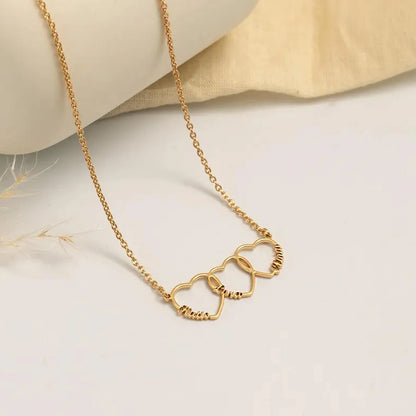 Collier Personnalisé avec Cœurs – Pendentif Triple Cœurs Gravés – Bijou en Acier Inoxydable pour Famille, Couple ou Maman