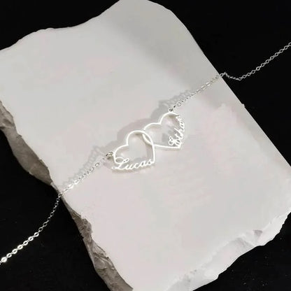 Collier Personnalisé avec Cœurs – Pendentif Triple Cœurs Gravés – Bijou en Acier Inoxydable pour Famille, Couple ou Maman