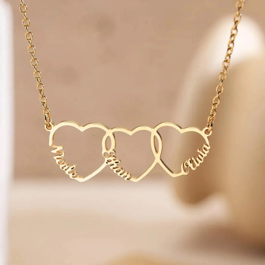 Collier Personnalisé avec Cœurs – Pendentif Triple Cœurs Gravés – Bijou en Acier Inoxydable pour Famille, Couple ou Maman