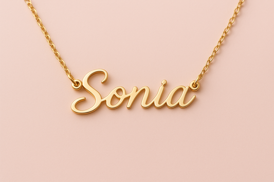 un colliers personnalisées avec prénom "sonia" avec un font d'écriture blakely avec un fond arrière rose claire 
