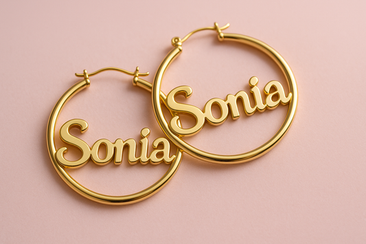 une image de Boucles d’oreilles personnalisées avec prénom "sonia" avec un font d'écriture Disney avec un fond arrière rose claire  